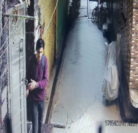 Delhi: विनोद नगर मे घर से हुई चोरी CCTV मे कैद हुई चोरो की तस्वीरें