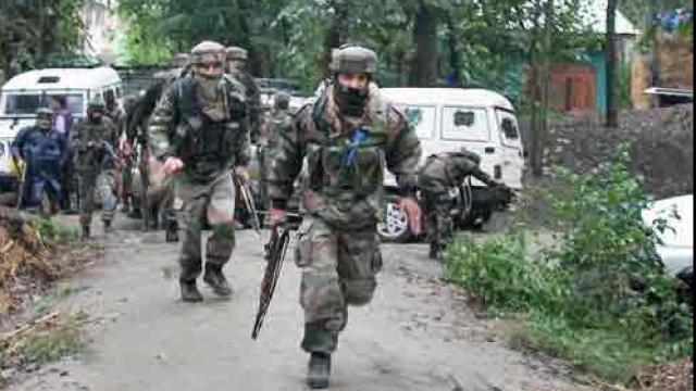 Jammu-Kashmir :पुलवामा में CRPF कैंप पर आतंकियों का हमला