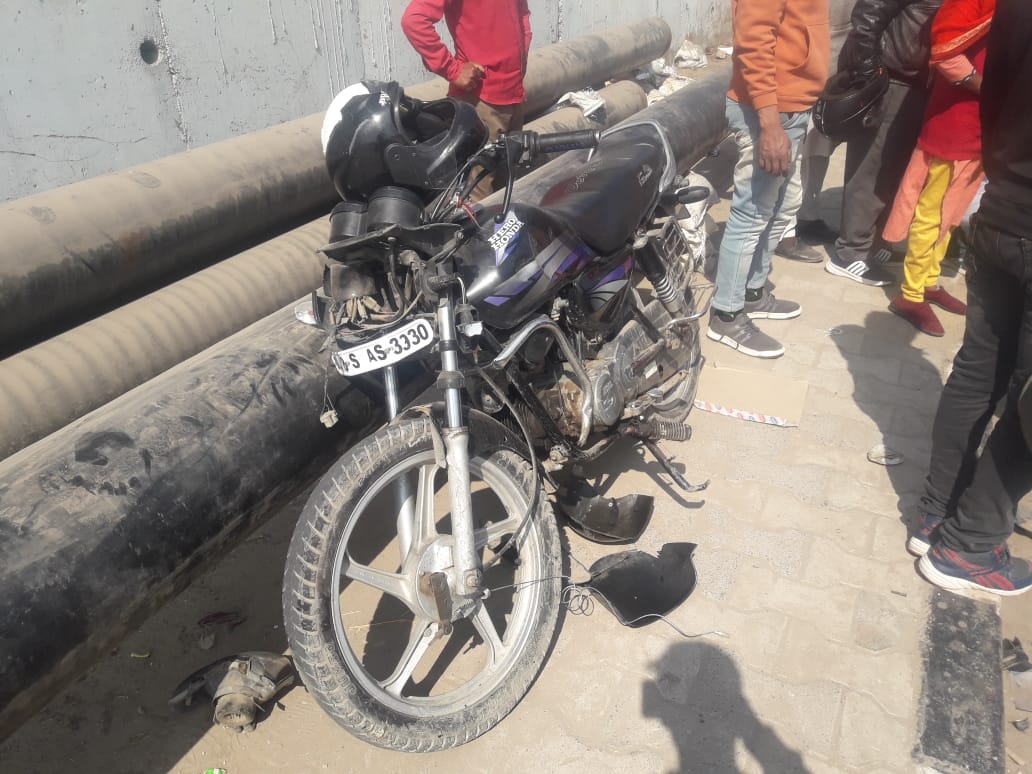 तिमारपुर: ई-रिक्शा और बाइक कि हुई टक्कर