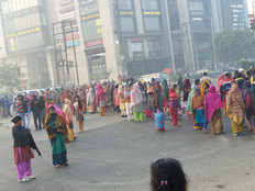 Noida Sector-100 में मेड और वर्कर्स के प्रदर्शन से सड़क जाम