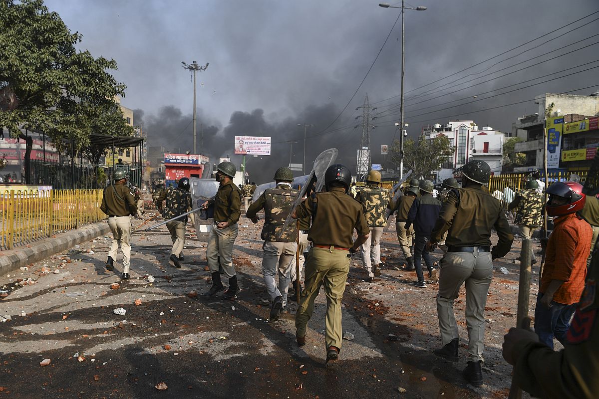 Delhi Violence LIVE: जाफराबाद रोड़ कराया खाली, उपद्रवियों को देखते ही गोली मारने का आदेश