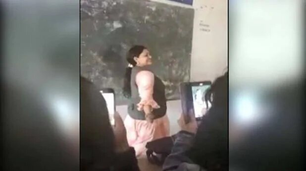 UP Teacher dance : निष्ठा प्रशिक्षण कार्यक्रम डांस करने से शिक्षा विभाग की छवि हुई खराब हेड टीचर समेत 6 सस्पेंड