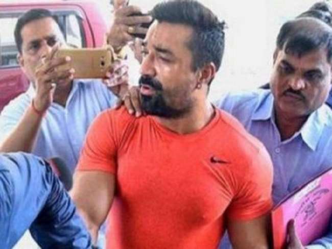 Ajaz khan: मुंबई पुलिस ने किया एजाज खान को गिरफ्तार.