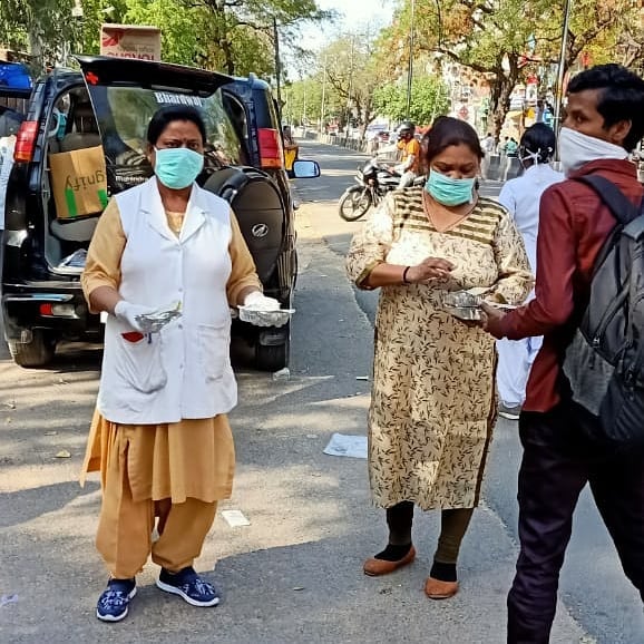 RBTB अस्पताल का नर्सिंग स्टाफ रूपए जमा कर तीमारदारों को खिला रहे हैं खाना