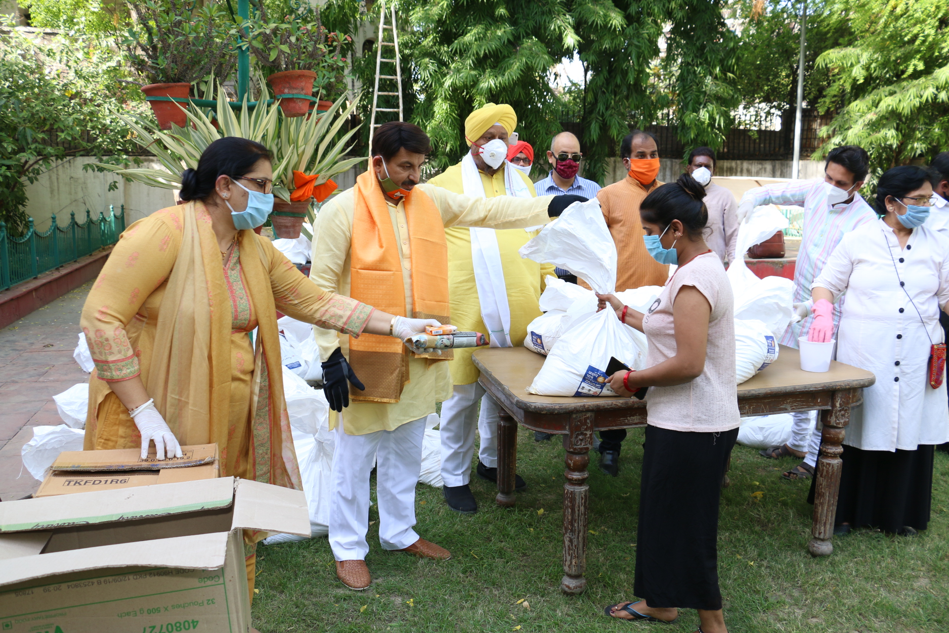 भाजपा प्रदेश अध्यक्ष मनोज तिवारी और महापौर अवतार सिंह ने जरूरतमंद लोगों को किया राशन वितरित