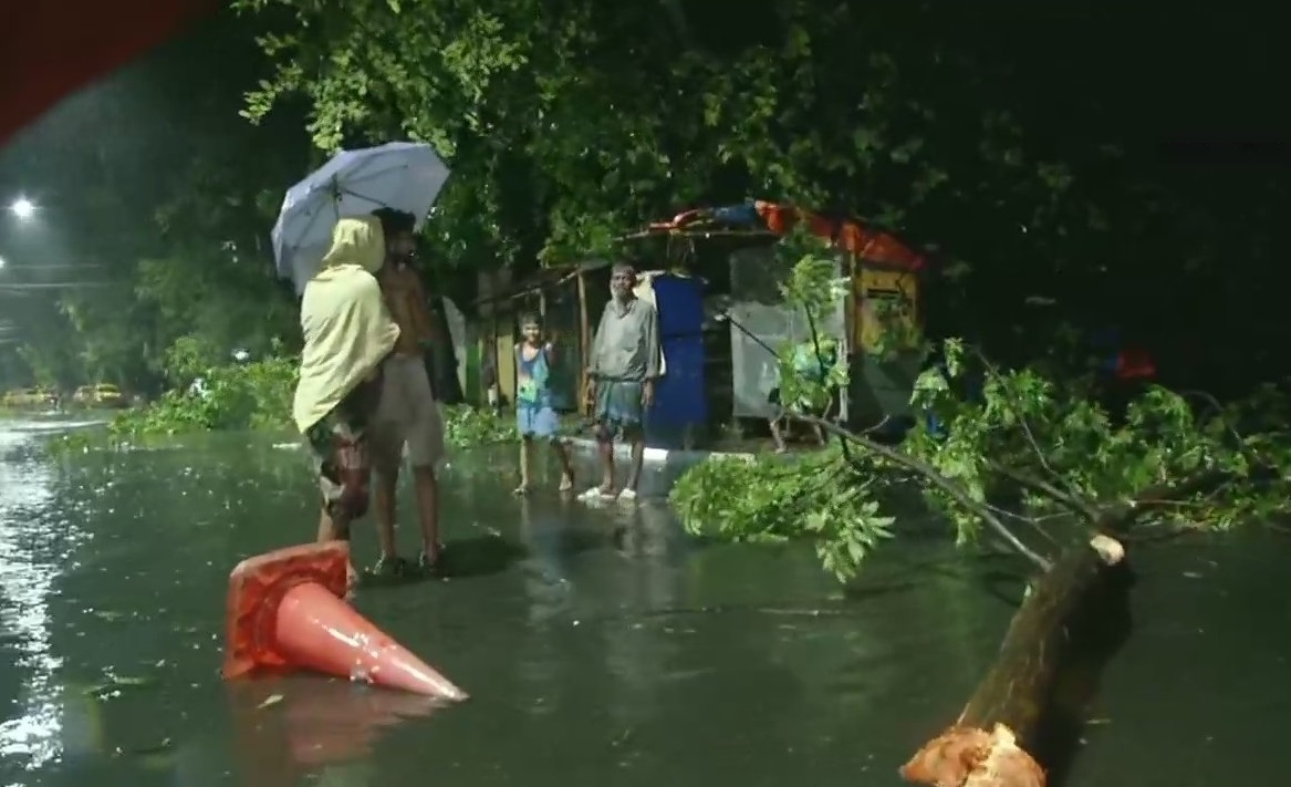 Cyclone Amphan Updates: चक्रवात अम्फन मचा रहा तबाही, पश्चिम बंगाल में 10 लोगों की मौत