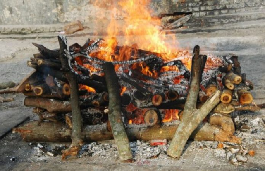 लकड़ी से दाह संस्कार करवाया जाना गलत, हजारों लोगों की जान से खिलवाड़ कर रहा है प्रशासन