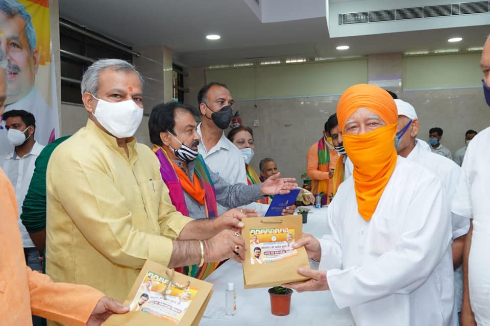 धीरपुर वार्ड के केवल पार्क में भाजपा प्रदेश अध्यक्ष आदेश गुप्ता ने काढ़ा, सैनिटाइजर एवं मास्क किया वितरित