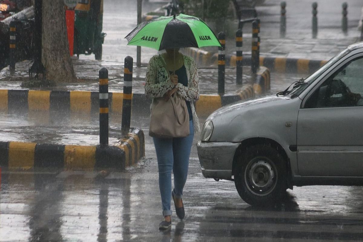 Weather Update:  दिल्ली में तेज हवाओं के साथ बारिश से गिरा दिल्ली का तापमान, दिल्ली की जनता को मिली राहत