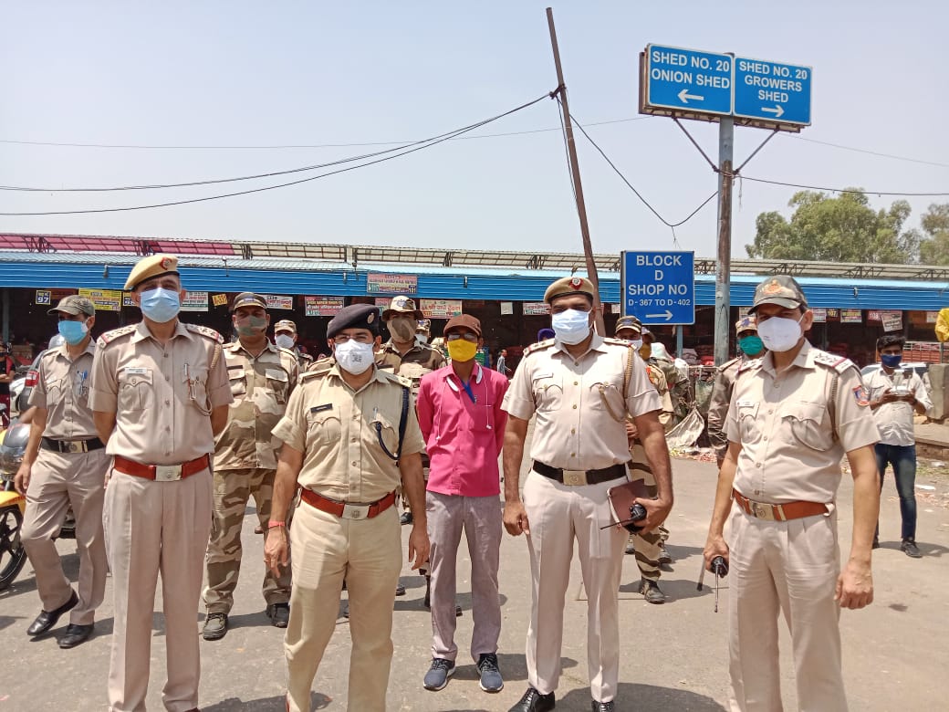 आजादपुर मंडी में पुलिस अधिकारियों द्वारा अतिक्रमण के खिलाफ की कार्रवाई