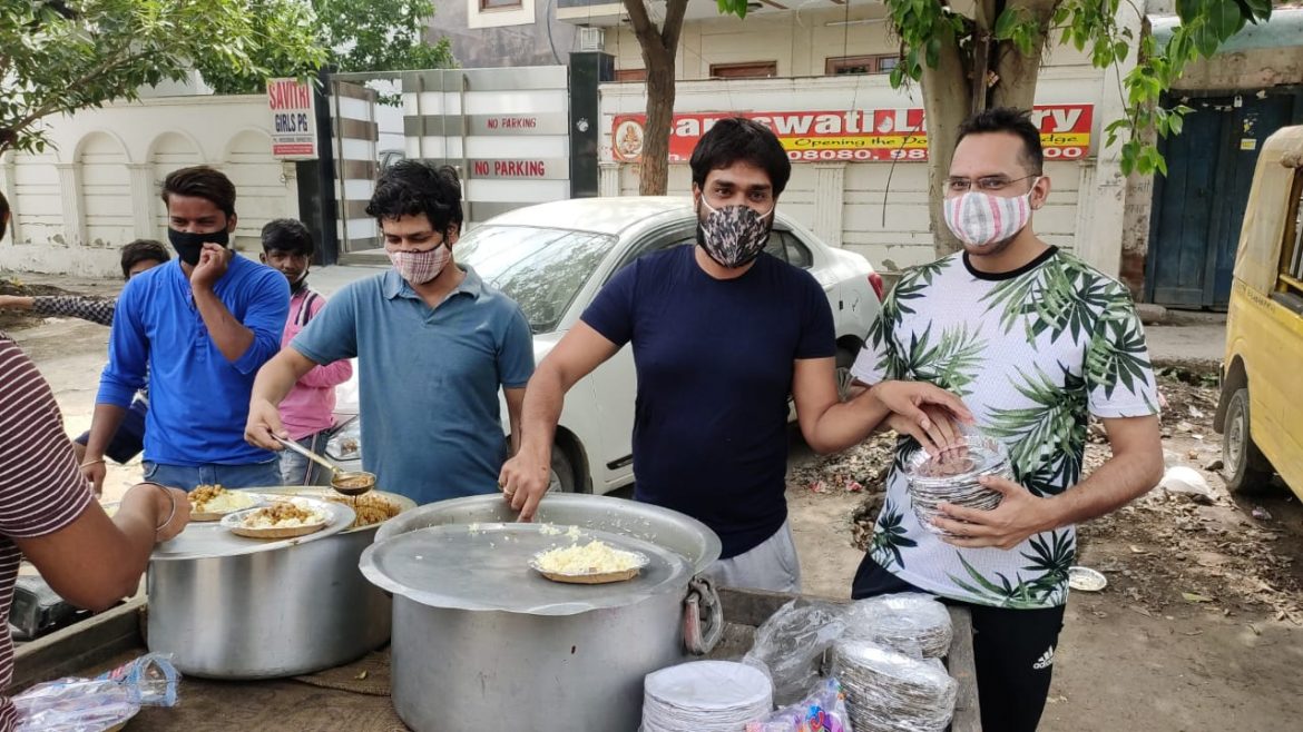 धीरपुर सेवा दल और ग्रो एंड ग्लो संस्था जरूरतमंदों को कर रहें भोजन वितरित