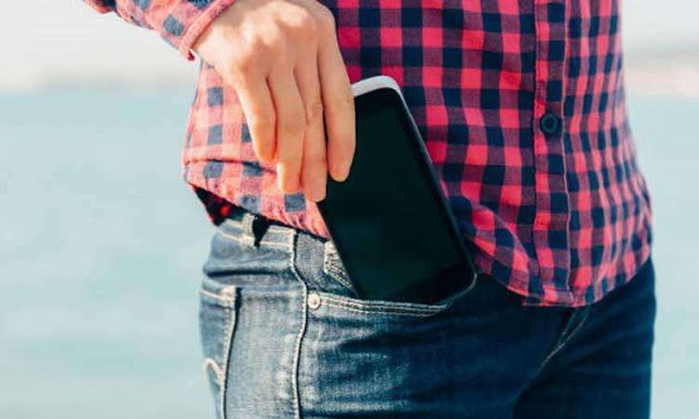 पुरुषों को पैंट की जेब में मोबाइल रखना पड़ सकता है भारी, एक्सपर्ट्स ने चेताया घट सकती है यौन क्षमता