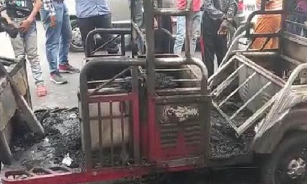 Delhi: करते हैं ई-रिक्शा में सफर, तो हो जाएं सावधान! यहां लगी e-rickshaw में भीषण आग, 3 झलसे